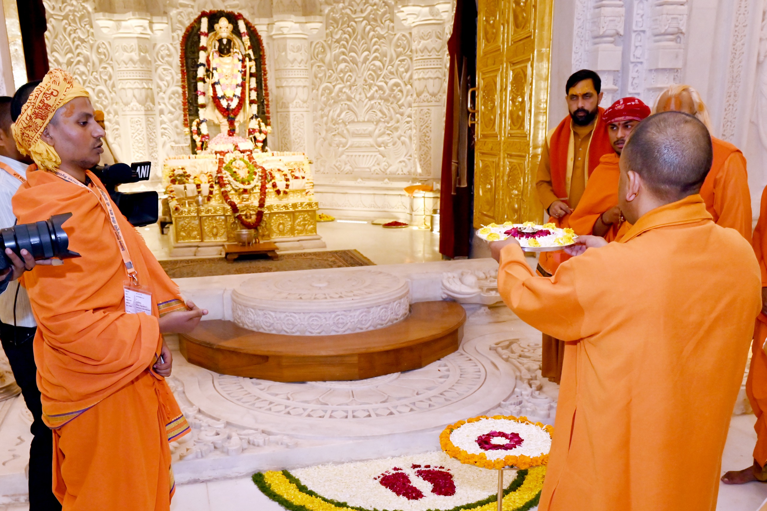 अयोध्या पहुंचे सीएम योगी ने श्री रामलला व हनुमानगढ़ी में विधिवत पूजा