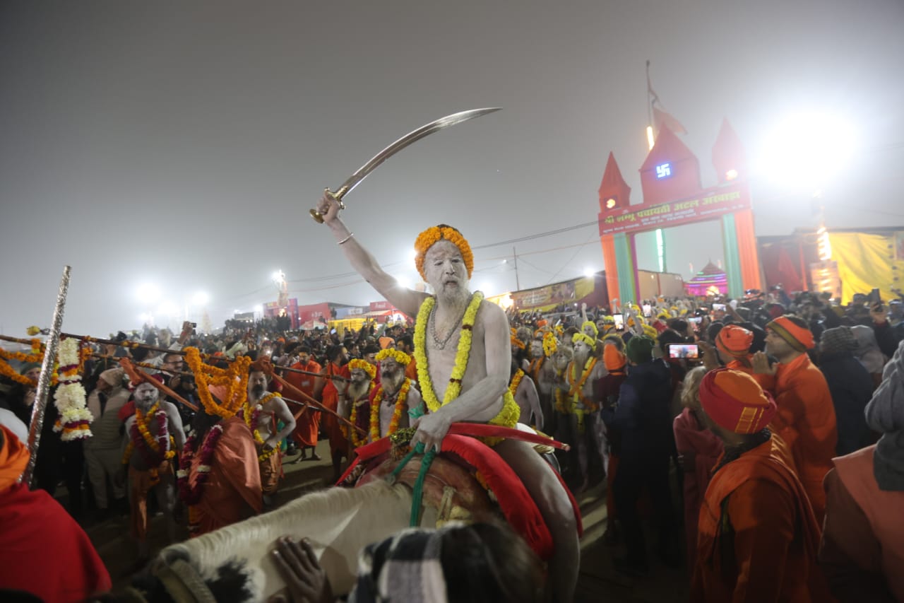 मकर संक्रांति पर महाकुम्भ में उमड़ा आस्था का जनसैलाब, तड़के करोड़ों श्रद्धालुओं ने संगम में लगाई अमृत डुबकी