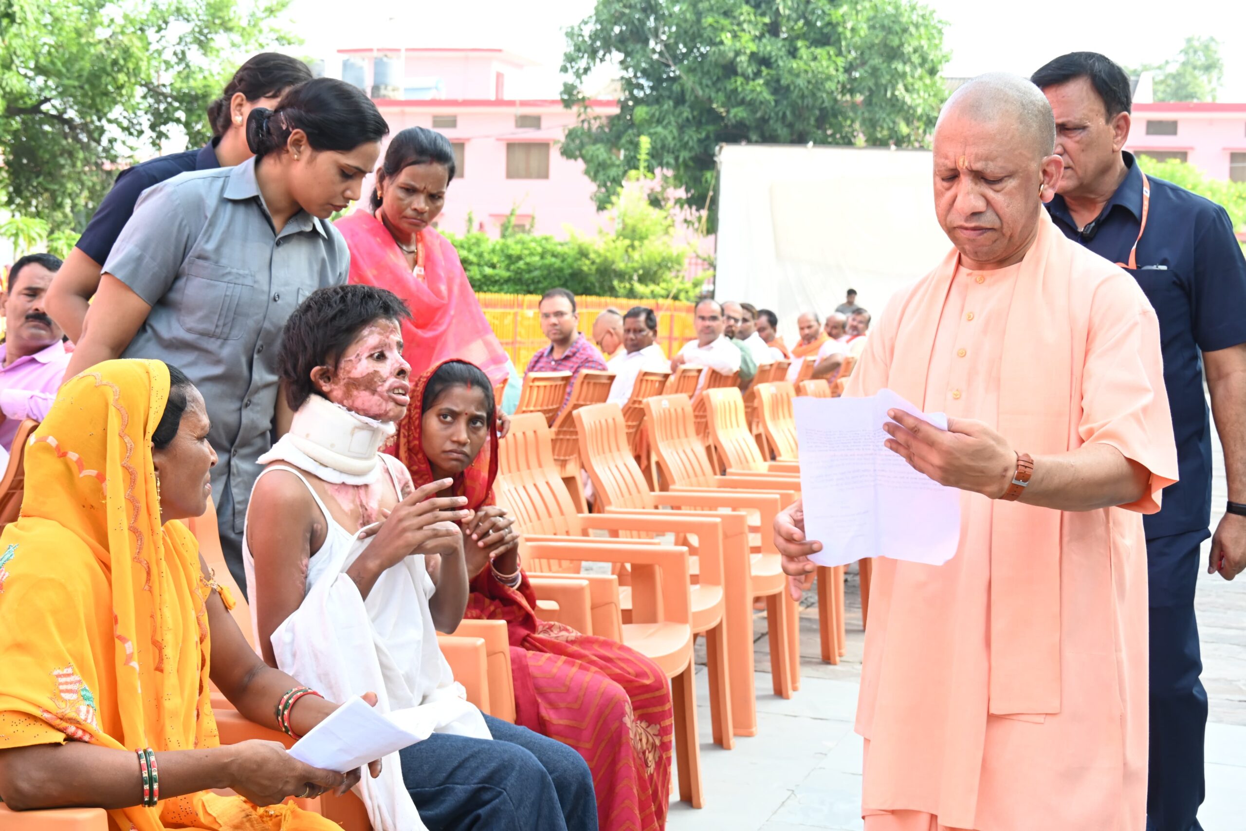 कब्जामुक्त कराएं जमीन, नहीं तो अफ़सरों के खिलाफ होगा एक्शन: मुख्यमंत्री योगी आदित्यनाथ