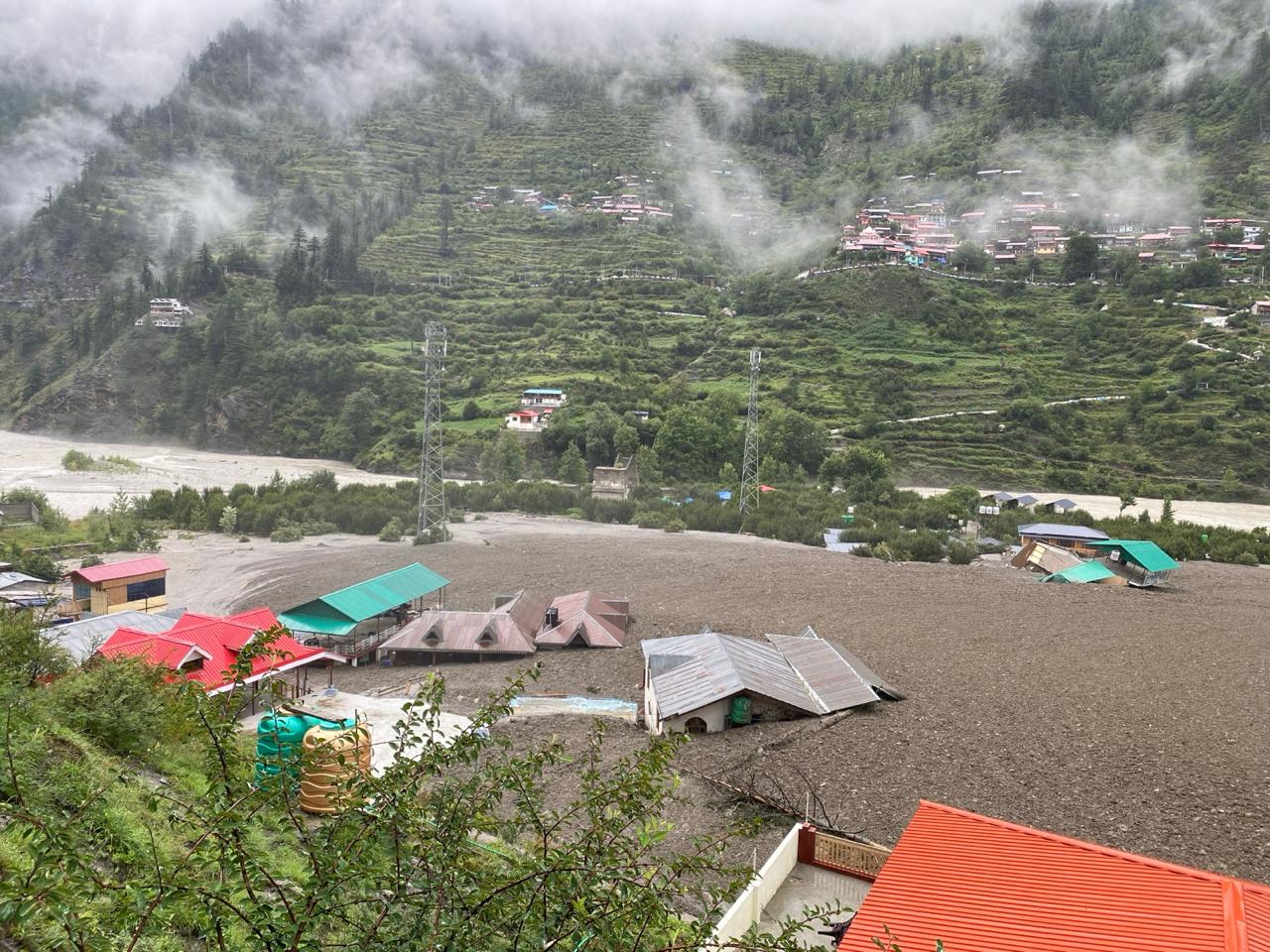 धराली गांव में बादल फटा, 60 लोग लापता