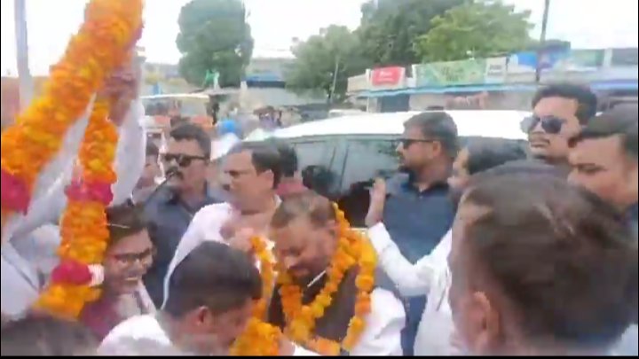 पूर्व मंत्री स्वामी प्रसाद मौर्या को रायबरेली में युवक ने मारी टीप