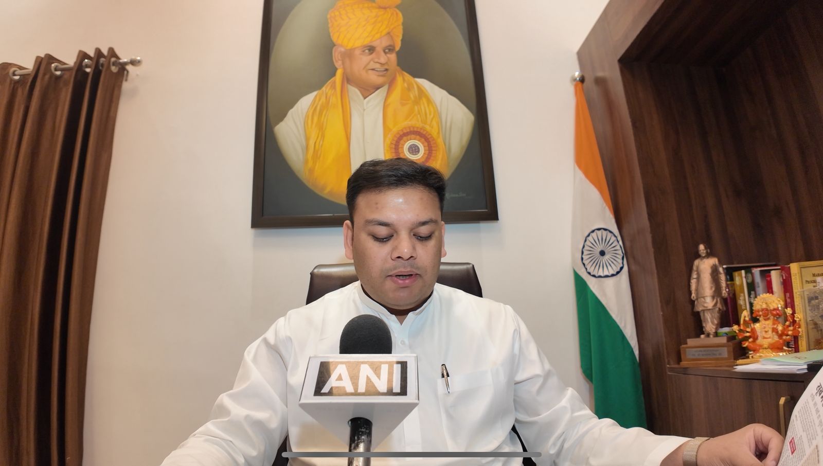 यूपी के बेसिक शिक्षा मंत्री संदीप सिंह ने 2015 के अखबार की कटिंग दिखाकर अखिलेश पर किया वार
