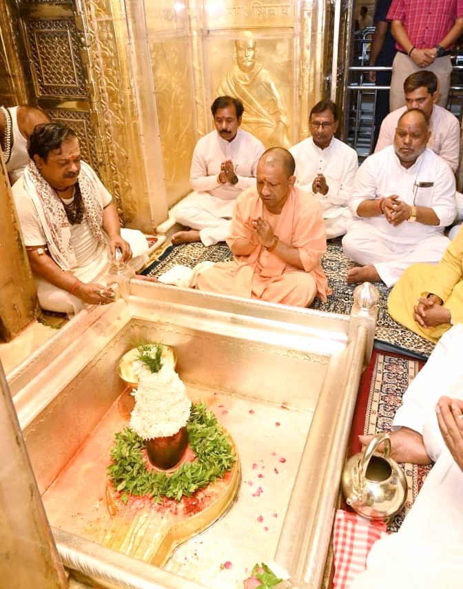 यूपी के सीएम ने काशी विश्वनाथ और काल भैरव के किए दर्शन