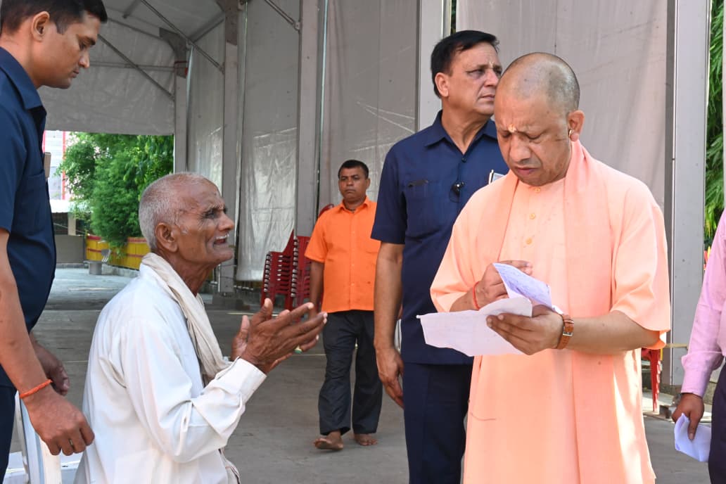 मुख्यमंत्री के जनता दरबार में पहुंचा बुजुर्ग, रोते रोते हुआ बुरा हाल