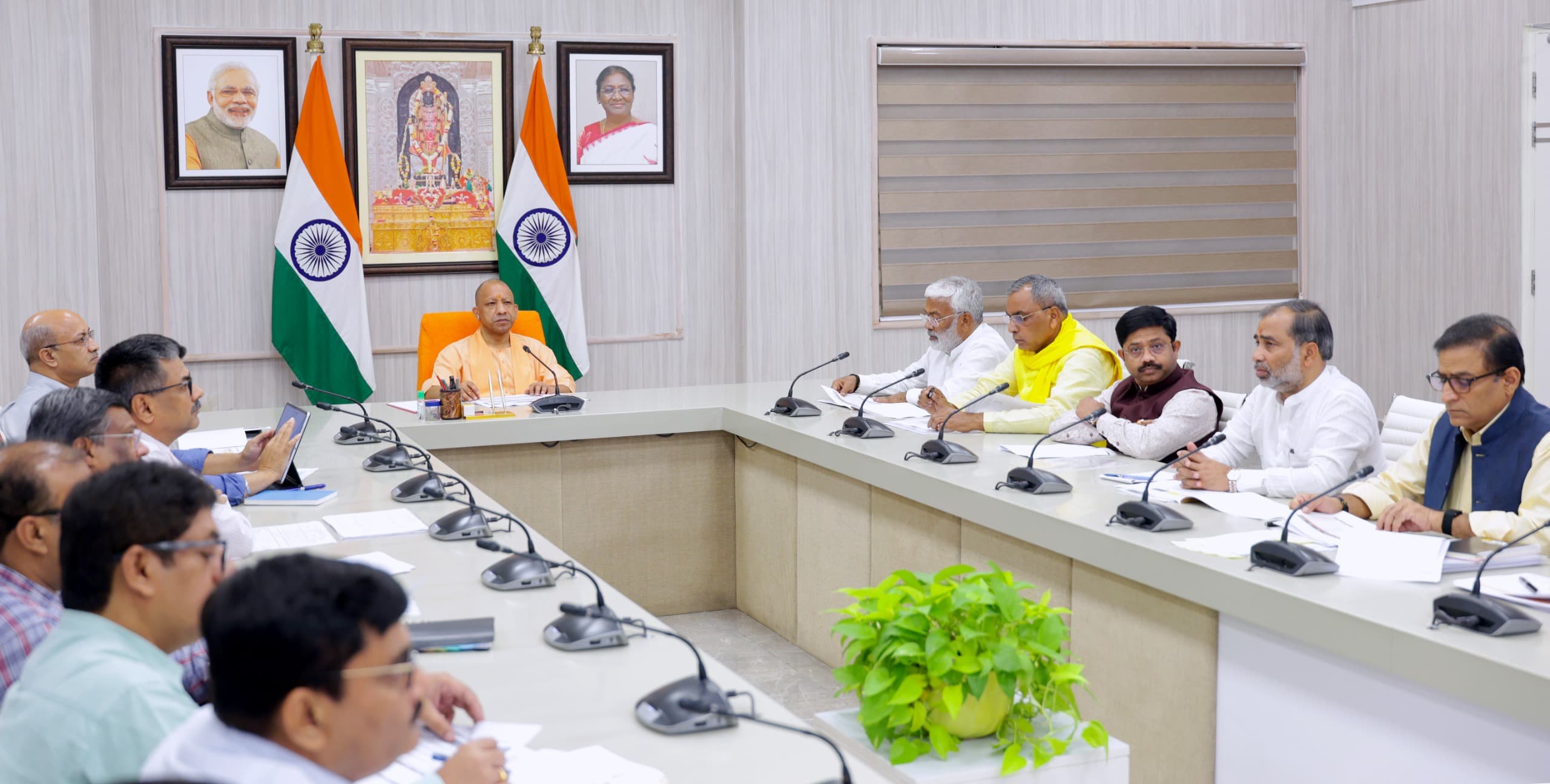 मुख्यमंत्री ने अधिकारियों संग की हाईलेवल मीटिंग, त्योहारों से पहले सभी सड़कें दुरुस्त हो जाएं