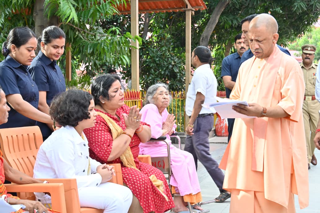 मुख्यमंत्री ने जनता दर्शन में 200 लोगों की समस्याएं सुनीं