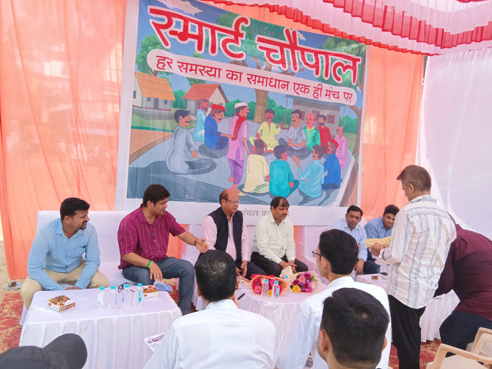 लखनऊ के अमीनाबाद में लगी स्मार्ट चौपाल