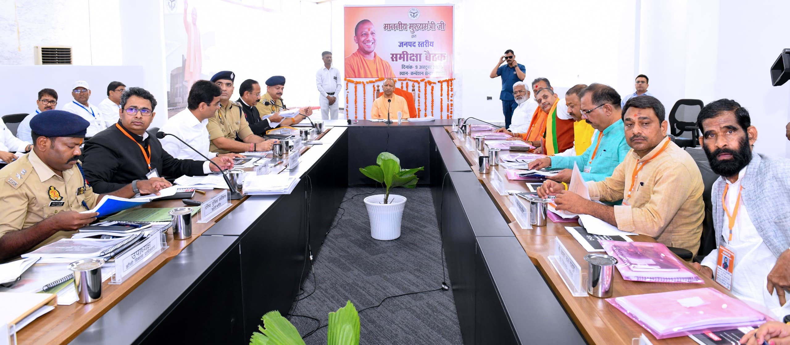 सभी माफिया के खिलाफ जीरो टॉलरेंस अपनाते हुए सख्त कार्रवाई करने के निर्देश