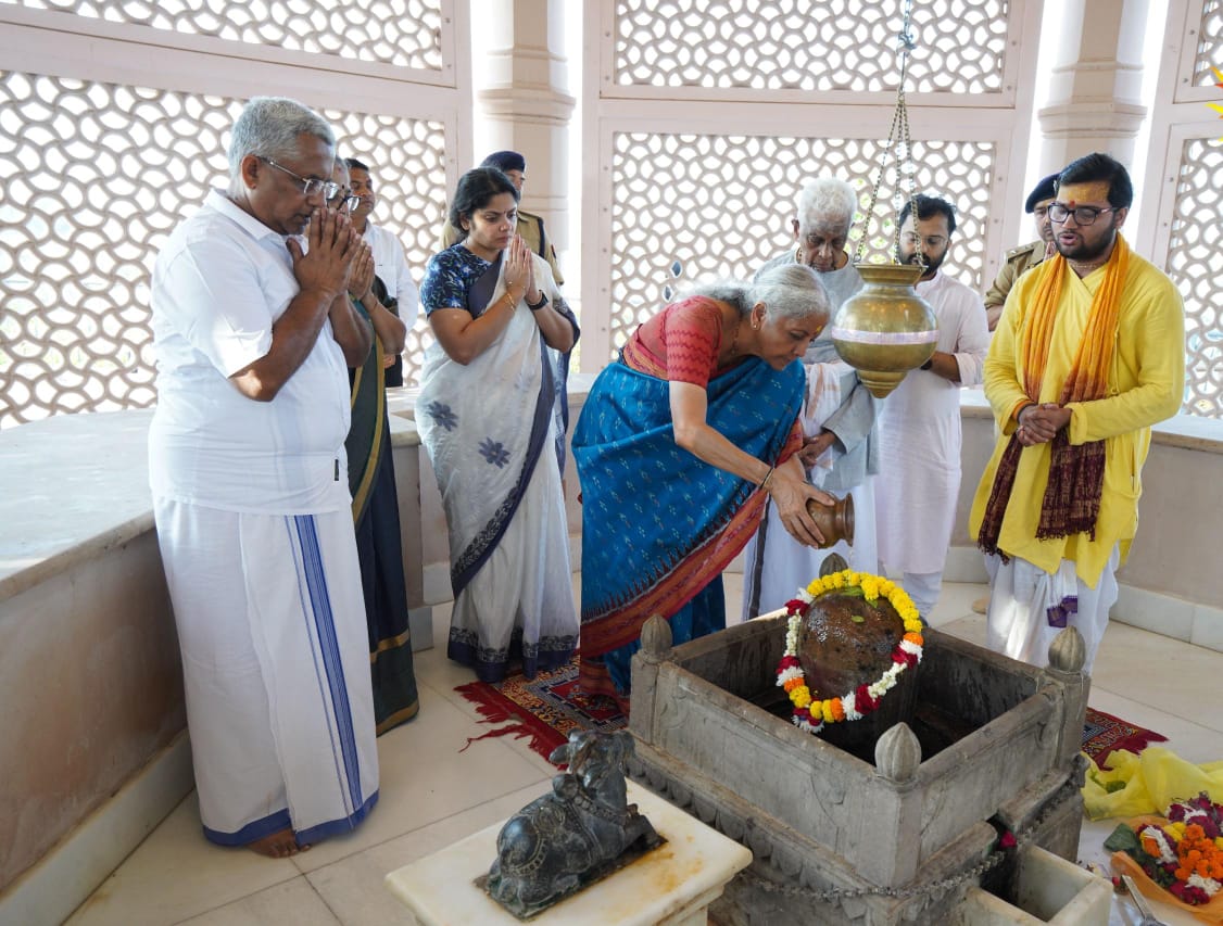अयोध्या में वित्त मंत्री निर्मला सीतारमण ने परिवार संग उतारी प्रभु श्रीरामलला की आरती