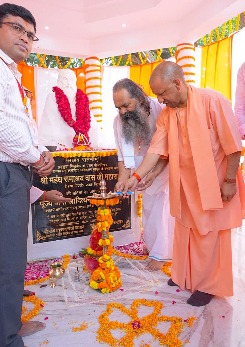 सीएम योगी ने शहीदों के परिजनों का किया सम्मान