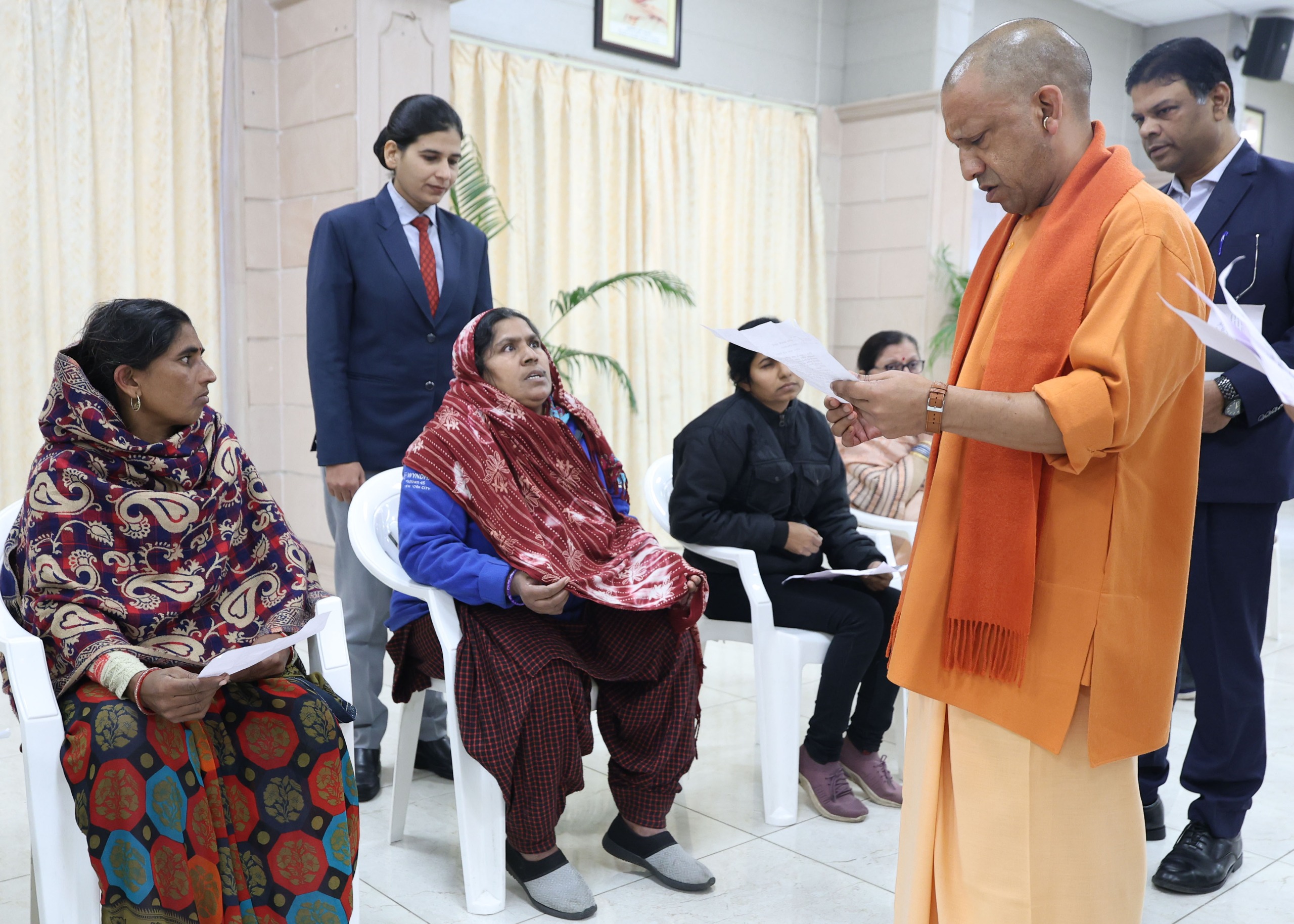 मुख्यमंत्री ने प्रदेश भर से आए फरियादियों की सुनी समस्या