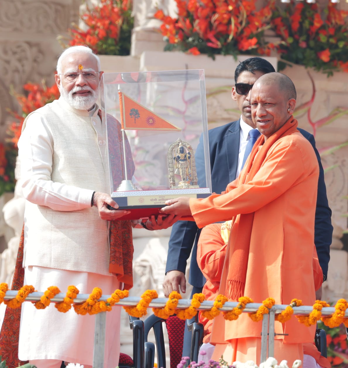 श्रीराम जन्मभूमि मंदिर के शिखर पर ध्वजारोहण