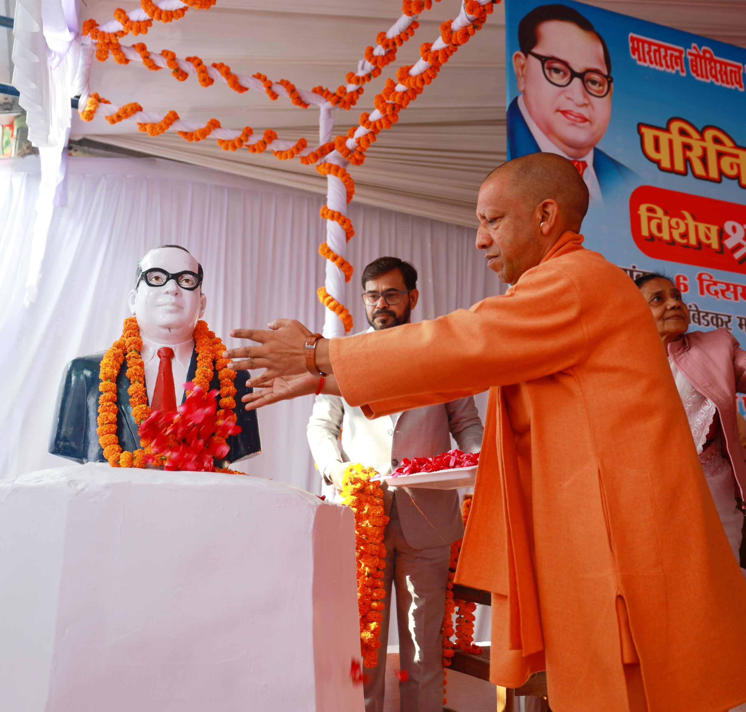 बाबा साहेब की मूर्ति के किनारे बनाए जाएंगे बाउंड्रीवाल व लगाए जाएंगे छत्रः सीएम योगी
