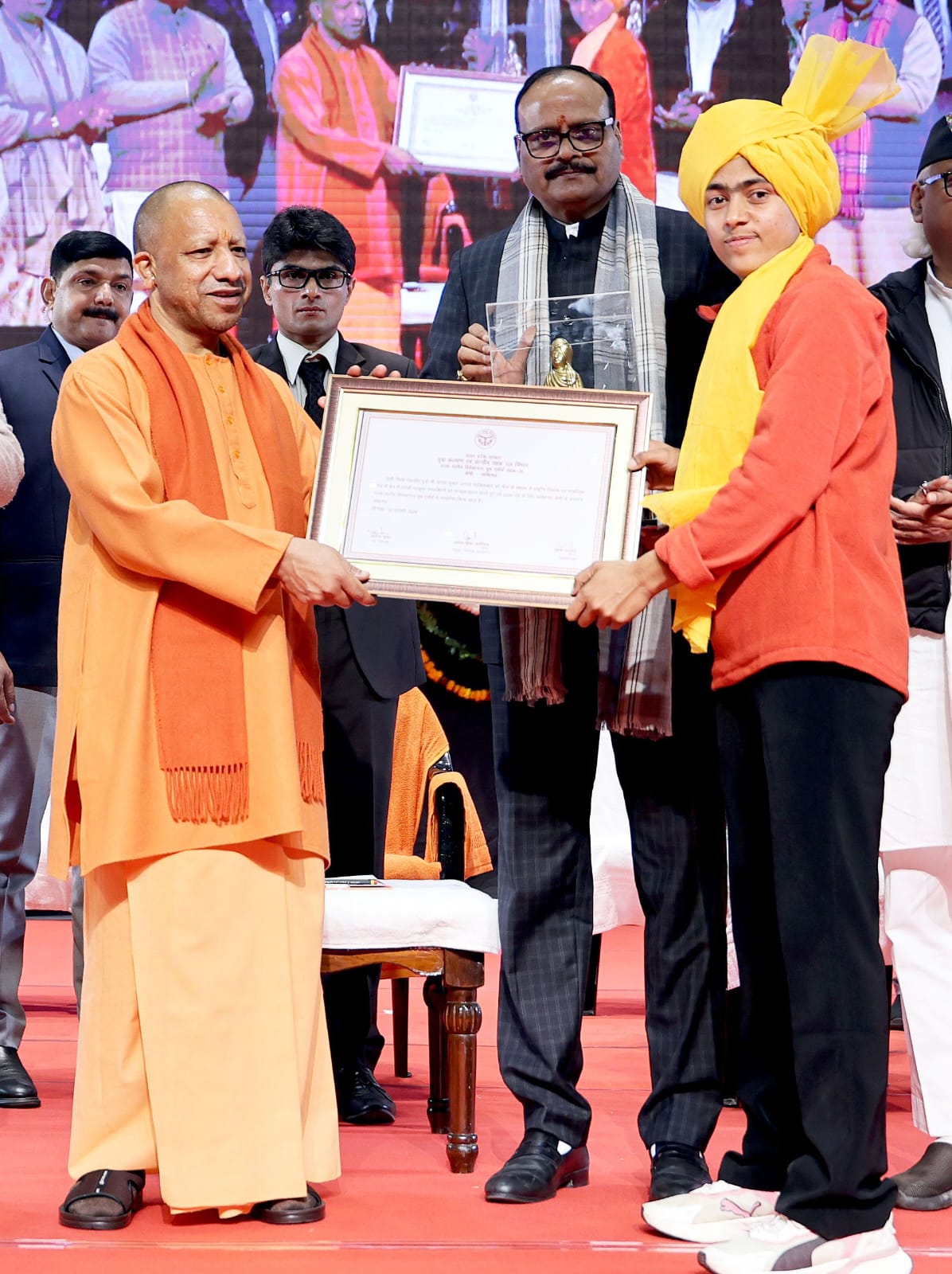 सीएम ने स्वामी विवेकानंद व माता जीजाबाई को किया नमन