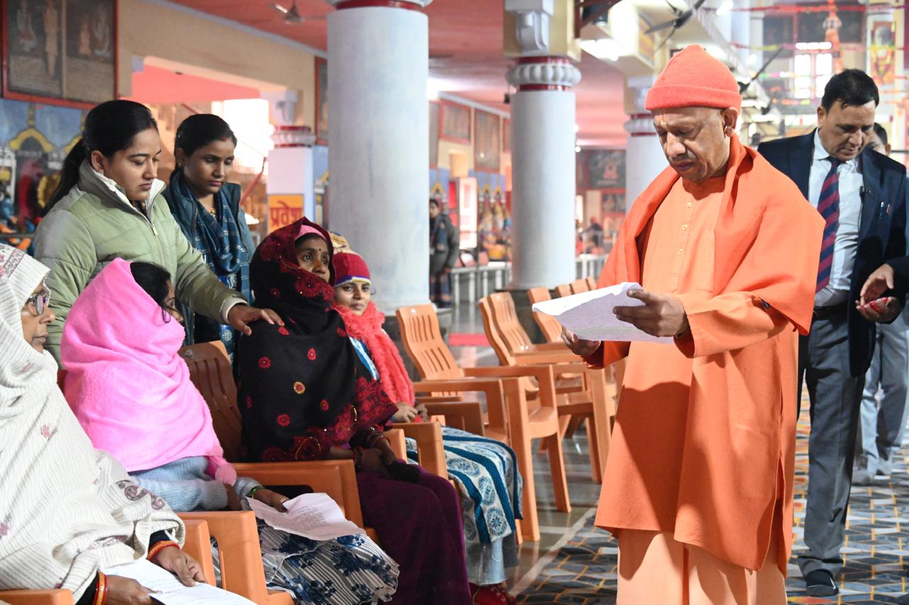 जनता दर्शन में सीएम योगी आदित्यनाथ ने सुनीं 200 लोगों की समस्याएं