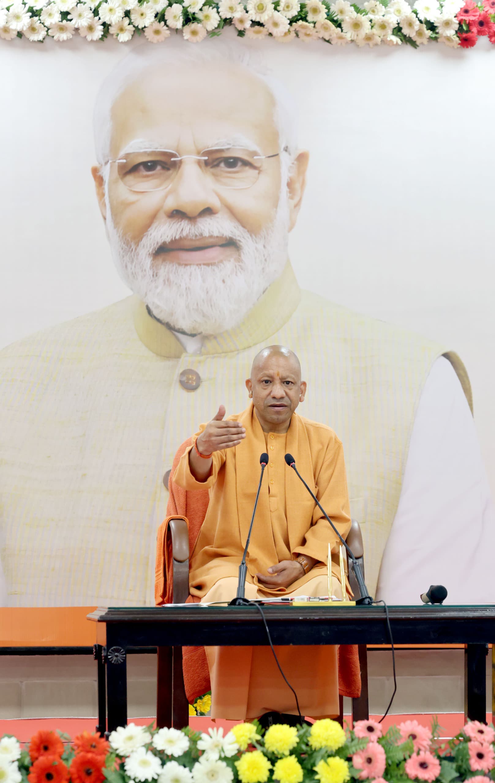सीएम योगी ने प्रदेशवासियों की तरफ से मोदी को पत्र लिखकर दीं शुभकामनाएं