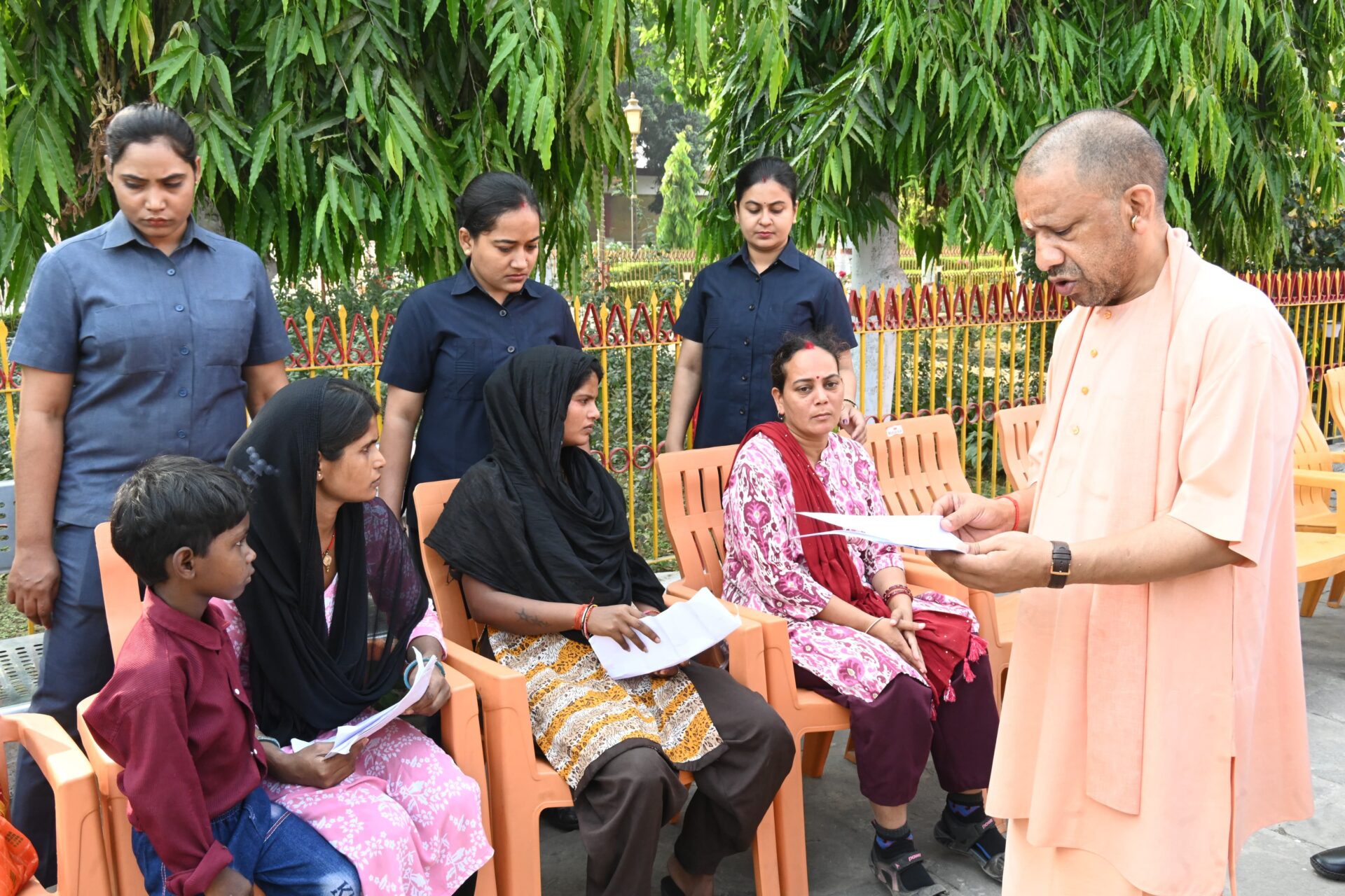 जन समस्याओं का त्वरित समाधान कराएं अधिकारी : CM yogi