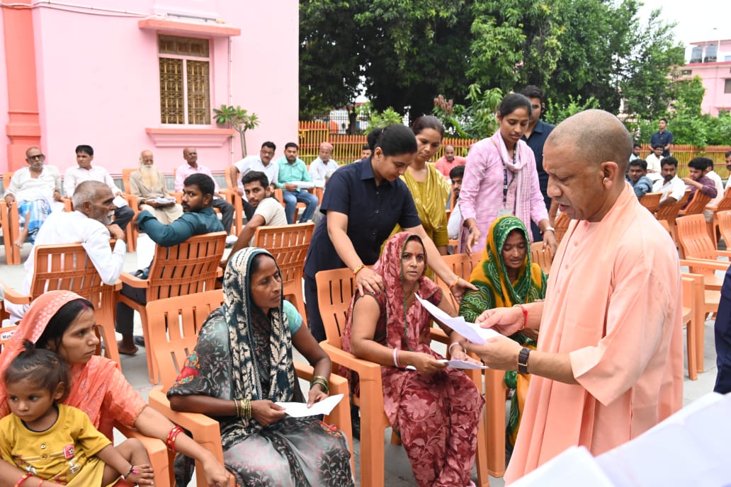 सीएम योगी ने सुनीं 200 लोगों की समस्याएं