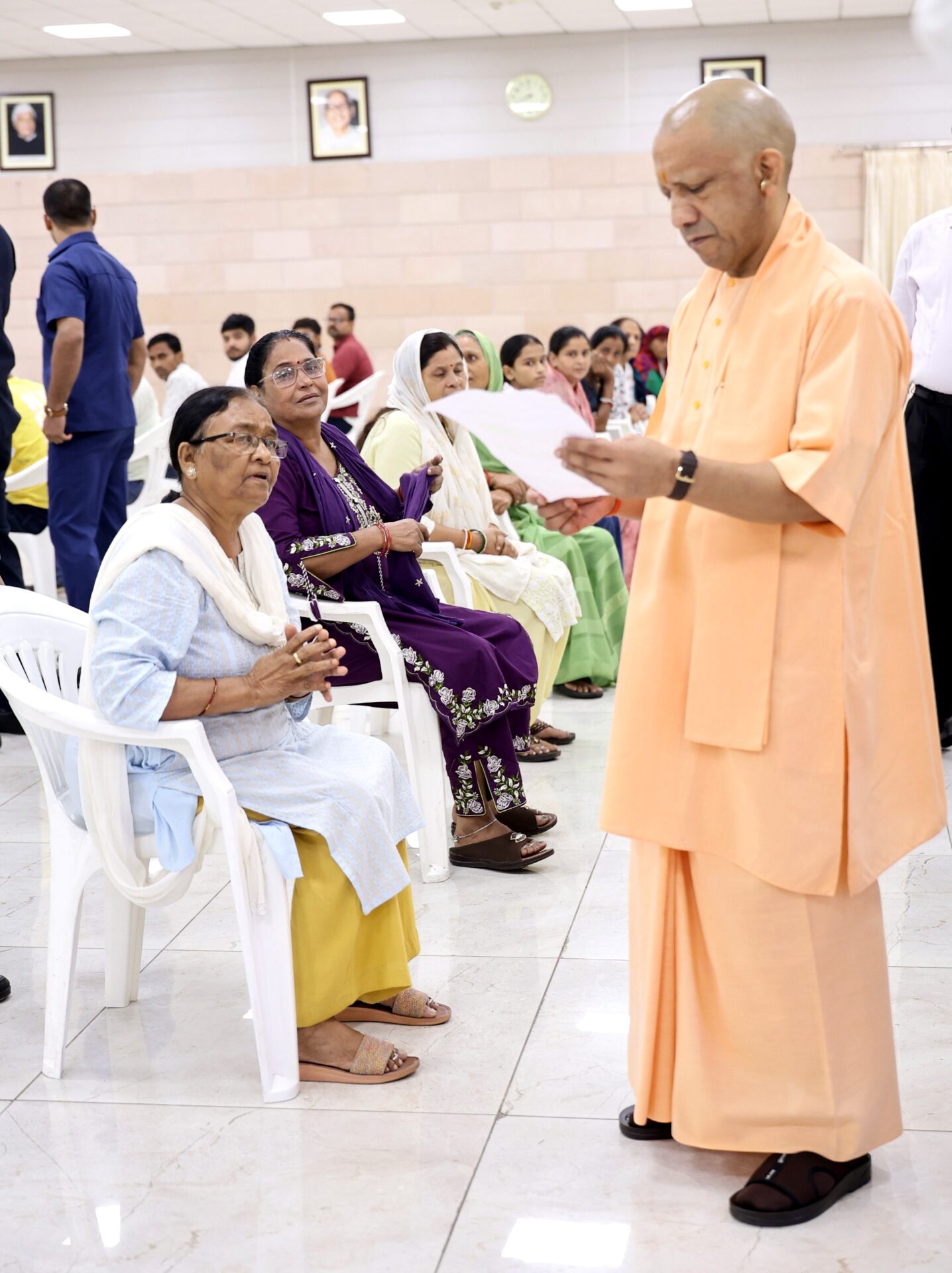 जनता दर्शन में सीएम योगी बोले- घबराइए मत, सबकी समस्या का होगा समाधान