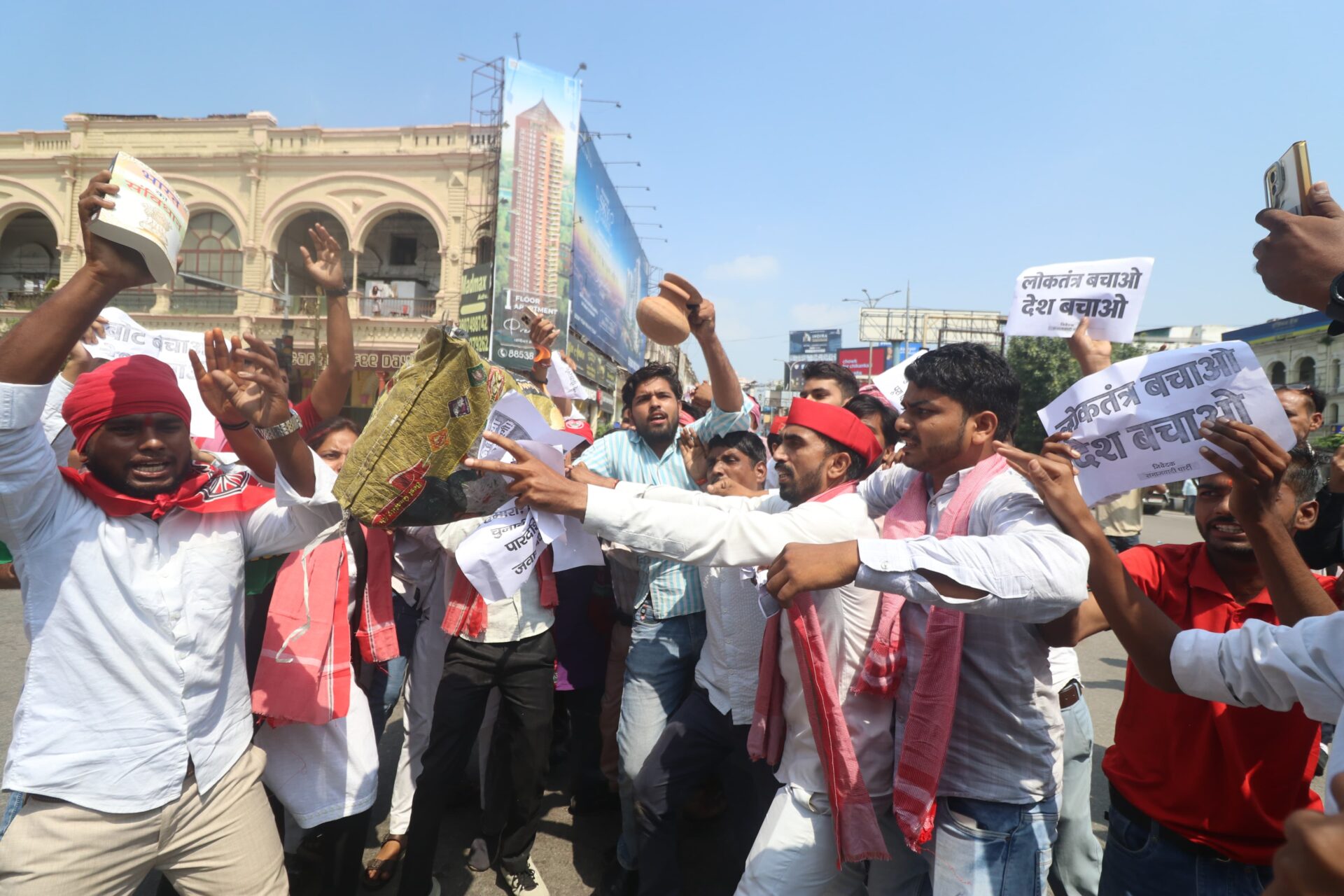 SIR को लेकर हजरतगंज में सपा का हल्ला बोल